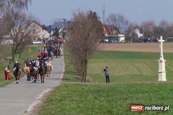 Zdjęcie w galerii na portalu naszraciborz.pl: W drodze do kościółka św. Krzyża wiadomości z regionu