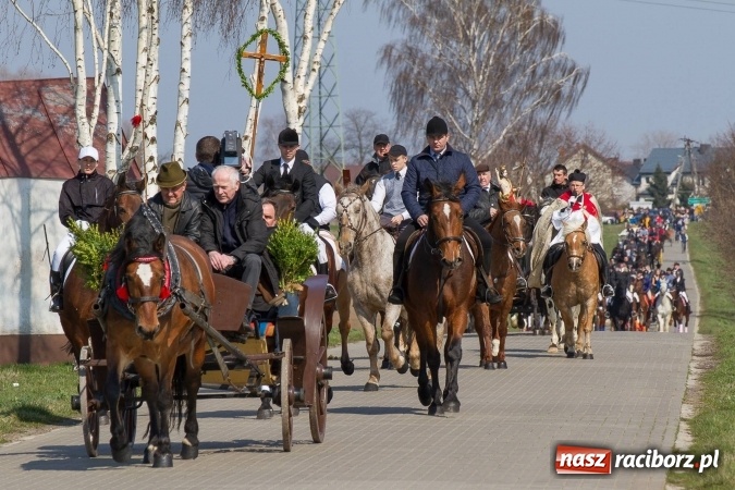 Zdjęcie w galerii na portalu naszraciborz.pl: W drodze do kościółka św. Krzyża wiadomości z regionu