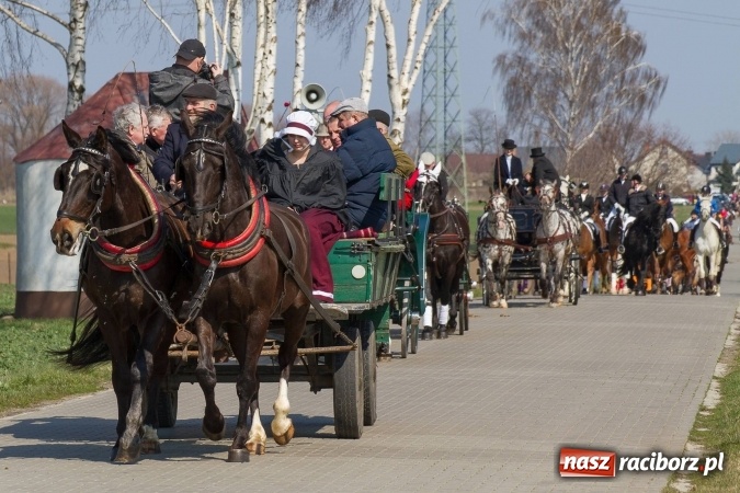 Zdjęcie w galerii na portalu naszraciborz.pl: W drodze do kościółka św. Krzyża wiadomości z regionu