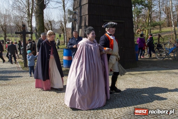 Zdjęcie w galerii na portalu naszraciborz.pl: W drodze do kościółka św. Krzyża wiadomości z regionu