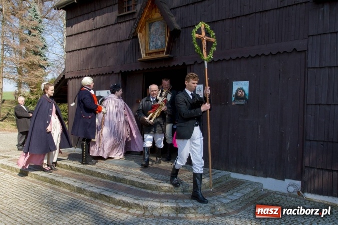 Zdjęcie w galerii na portalu naszraciborz.pl: W drodze do kościółka św. Krzyża wiadomości z regionu