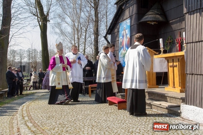 Zdjęcie w galerii na portalu naszraciborz.pl: W drodze do kościółka św. Krzyża wiadomości z regionu