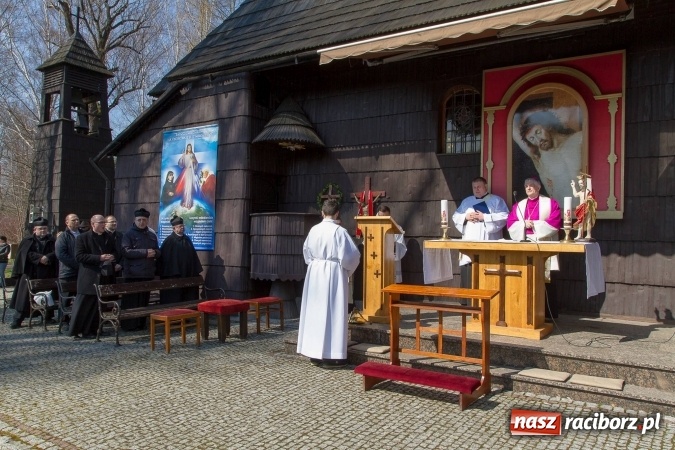 Zdjęcie w galerii na portalu naszraciborz.pl: W drodze do kościółka św. Krzyża wiadomości z regionu