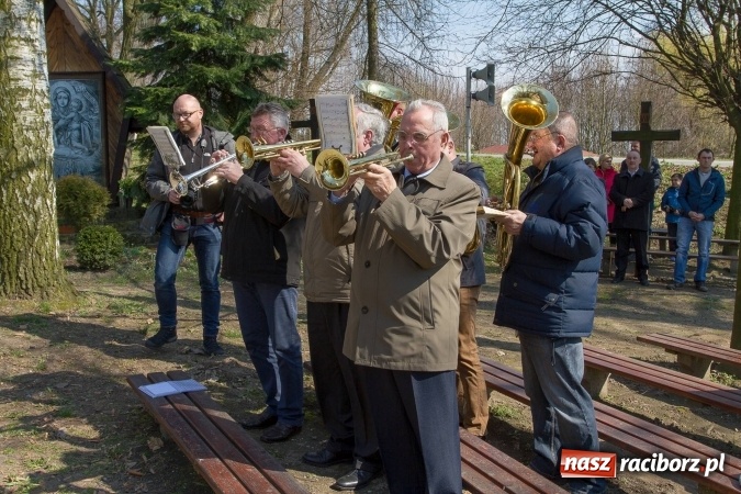 Zdjęcie w galerii na portalu naszraciborz.pl: W drodze do kościółka św. Krzyża wiadomości z regionu