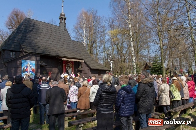 Zdjęcie w galerii na portalu naszraciborz.pl: W drodze do kościółka św. Krzyża wiadomości z regionu