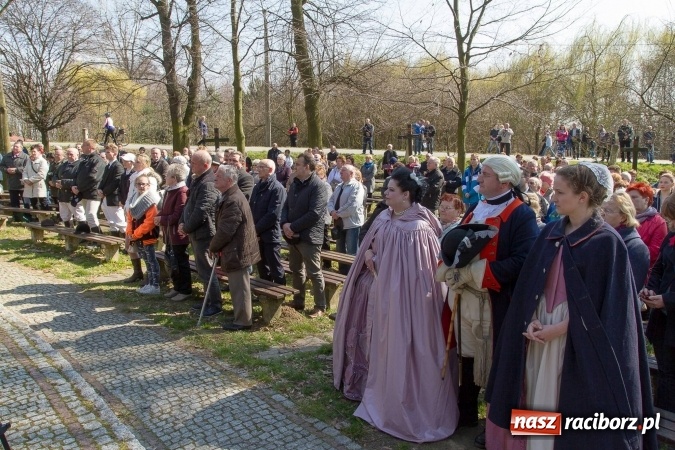 Zdjęcie w galerii na portalu naszraciborz.pl: W drodze do kościółka św. Krzyża wiadomości z regionu