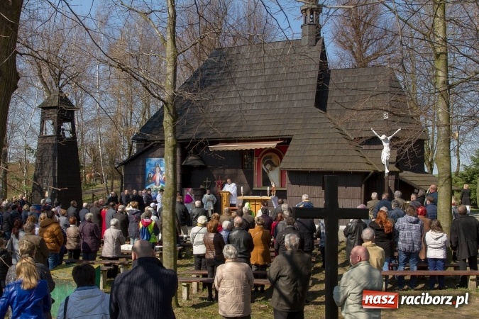 Zdjęcie w galerii na portalu naszraciborz.pl: W drodze do kościółka św. Krzyża wiadomości z regionu