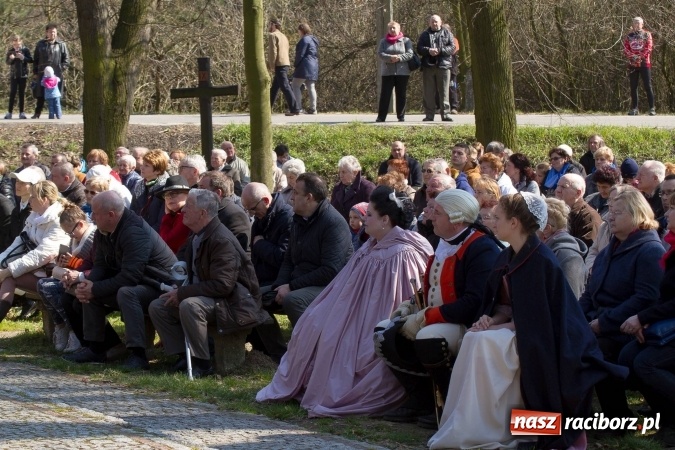 Zdjęcie w galerii na portalu naszraciborz.pl: W drodze do kościółka św. Krzyża wiadomości z regionu