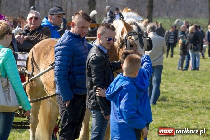 Zdjęcie w galerii na portalu naszraciborz.pl: W drodze do kościółka św. Krzyża wiadomości z regionu