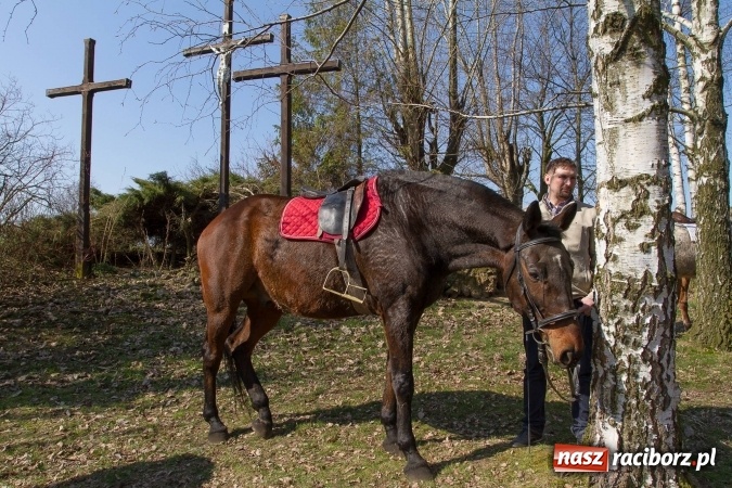 Zdjęcie w galerii na portalu naszraciborz.pl: W drodze do kościółka św. Krzyża wiadomości z regionu