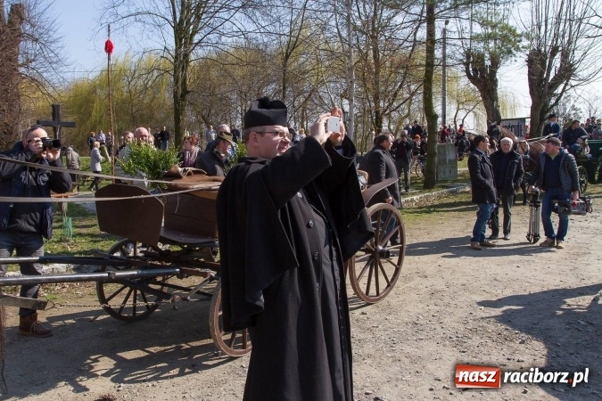 Zdjęcie w galerii na portalu naszraciborz.pl: W drodze do kościółka św. Krzyża wiadomości z regionu