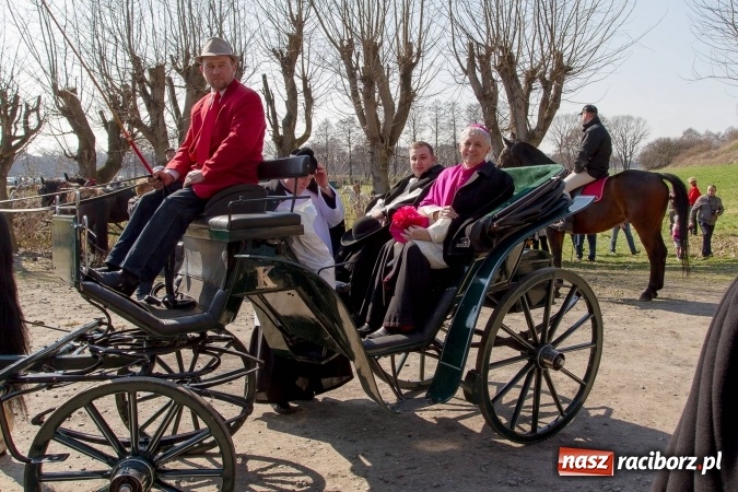 Zdjęcie w galerii na portalu naszraciborz.pl: W drodze do kościółka św. Krzyża wiadomości z regionu
