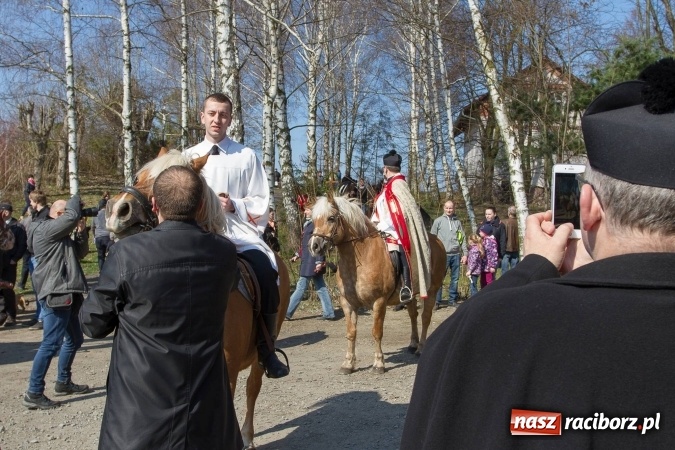 Zdjęcie w galerii na portalu naszraciborz.pl: W drodze do kościółka św. Krzyża wiadomości z regionu
