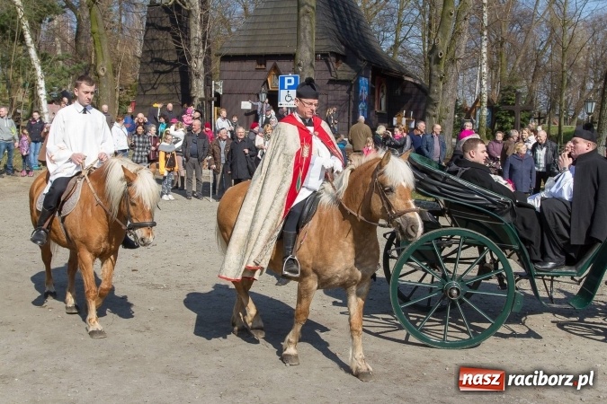 Zdjęcie w galerii na portalu naszraciborz.pl: W drodze do kościółka św. Krzyża wiadomości z regionu