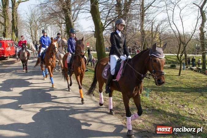 Zdjęcie w galerii na portalu naszraciborz.pl: W drodze do kościółka św. Krzyża wiadomości z regionu