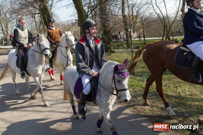 Zdjęcie w galerii na portalu naszraciborz.pl: W drodze do kościółka św. Krzyża wiadomości z regionu