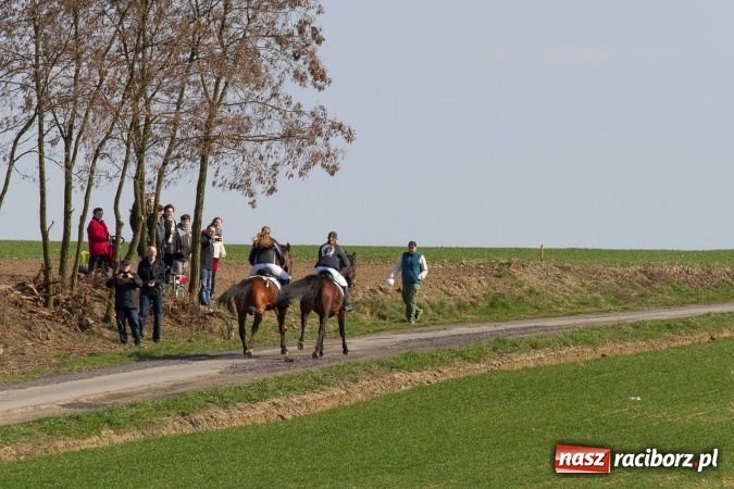 Zdjęcie w galerii na portalu naszraciborz.pl: W drodze do kościółka św. Krzyża wiadomości z regionu