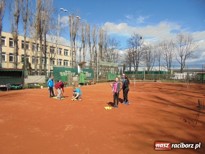 Zdjęcie w galerii na portalu naszraciborz.pl: Kort tenisowy Rafako S.A. gotowy do gry  wiadomości z regionu