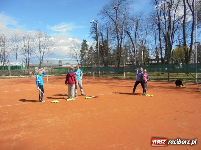 Zdjęcie w galerii na portalu naszraciborz.pl: Kort tenisowy Rafako S.A. gotowy do gry  wiadomości z regionu