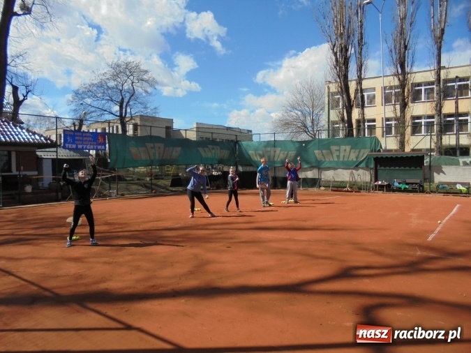 Zdjęcie w galerii na portalu naszraciborz.pl: Kort tenisowy Rafako S.A. gotowy do gry  wiadomości z regionu