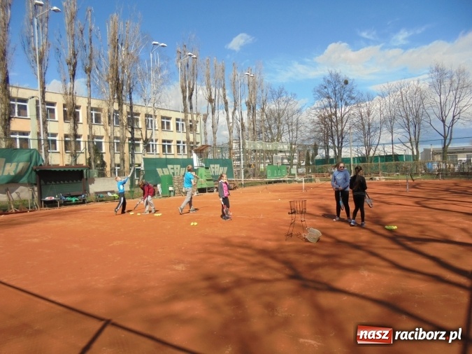 Zdjęcie w galerii na portalu naszraciborz.pl: Kort tenisowy Rafako S.A. gotowy do gry  wiadomości z regionu