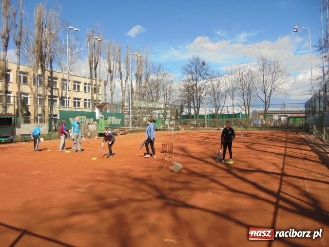 Zdjęcie w galerii na portalu naszraciborz.pl: Kort tenisowy Rafako S.A. gotowy do gry  wiadomości z regionu