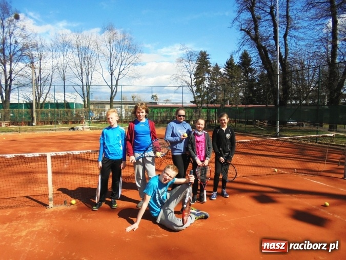 Zdjęcie w galerii na portalu naszraciborz.pl: Kort tenisowy Rafako S.A. gotowy do gry  wiadomości z regionu