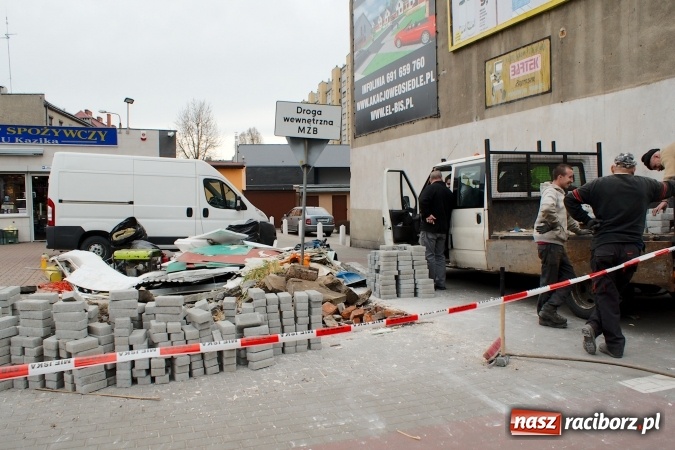 Zdjęcie w galerii na portalu naszraciborz.pl: Znika rudera i kiosk, odświeżone rondo, czyli co nowego w mieście Racib&oacute;rz wiadomości z regionu