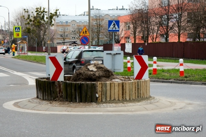Zdjęcie w galerii na portalu naszraciborz.pl: Znika rudera i kiosk, odświeżone rondo, czyli co nowego w mieście Racib&oacute;rz wiadomości z regionu