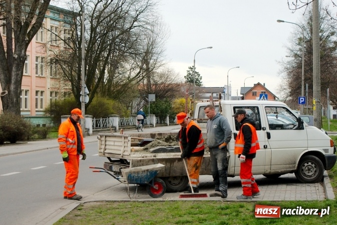 Zdjęcie w galerii na portalu naszraciborz.pl: Znika rudera i kiosk, odświeżone rondo, czyli co nowego w mieście Racib&oacute;rz wiadomości z regionu