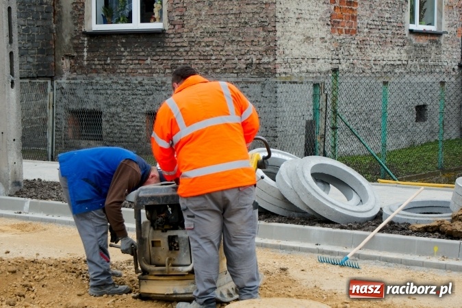 Zdjęcie w galerii na portalu naszraciborz.pl: Znika rudera i kiosk, odświeżone rondo, czyli co nowego w mieście Racib&oacute;rz wiadomości z regionu