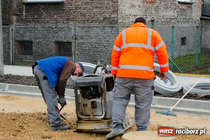 Zdjęcie w galerii na portalu naszraciborz.pl: Znika rudera i kiosk, odświeżone rondo, czyli co nowego w mieście Racib&oacute;rz wiadomości z regionu