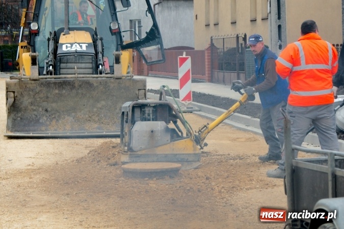 Zdjęcie w galerii na portalu naszraciborz.pl: Znika rudera i kiosk, odświeżone rondo, czyli co nowego w mieście Racib&oacute;rz wiadomości z regionu