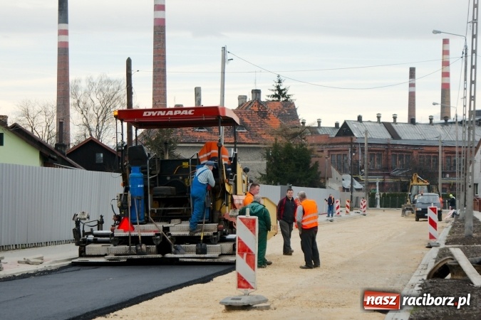 Zdjęcie w galerii na portalu naszraciborz.pl: Znika rudera i kiosk, odświeżone rondo, czyli co nowego w mieście Racib&oacute;rz wiadomości z regionu