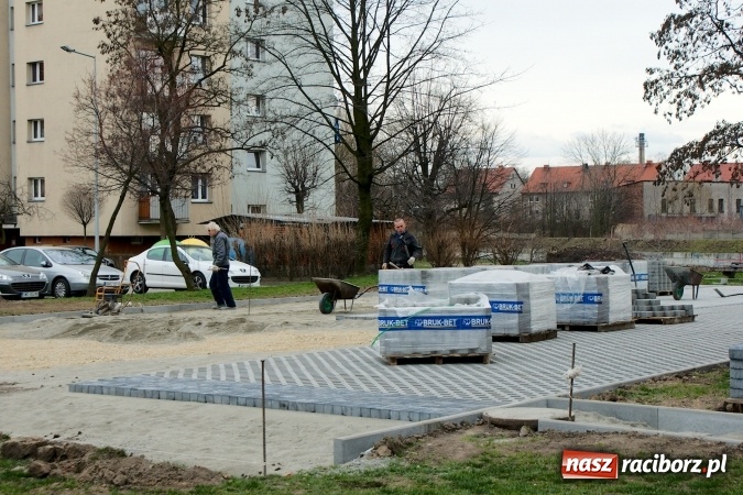 Zdjęcie w galerii na portalu naszraciborz.pl: Znika rudera i kiosk, odświeżone rondo, czyli co nowego w mieście Racib&oacute;rz wiadomości z regionu
