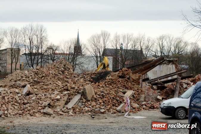 Zdjęcie w galerii na portalu naszraciborz.pl: Znika rudera i kiosk, odświeżone rondo, czyli co nowego w mieście Racib&oacute;rz wiadomości z regionu