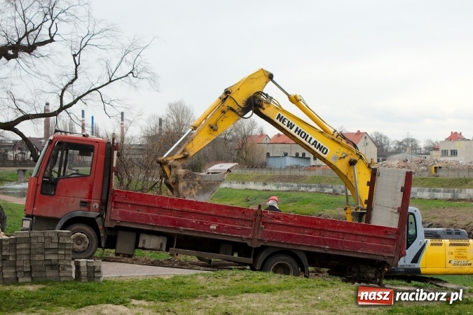 Zdjęcie w galerii na portalu naszraciborz.pl: Znika rudera i kiosk, odświeżone rondo, czyli co nowego w mieście Racib&oacute;rz wiadomości z regionu