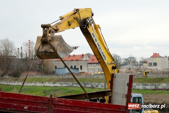 Zdjęcie w galerii na portalu naszraciborz.pl: Znika rudera i kiosk, odświeżone rondo, czyli co nowego w mieście Racib&oacute;rz wiadomości z regionu