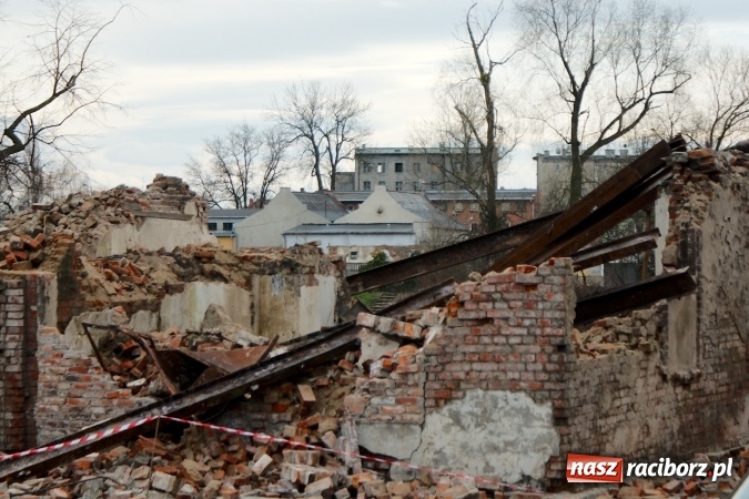 Zdjęcie w galerii na portalu naszraciborz.pl: Znika rudera i kiosk, odświeżone rondo, czyli co nowego w mieście Racib&oacute;rz wiadomości z regionu