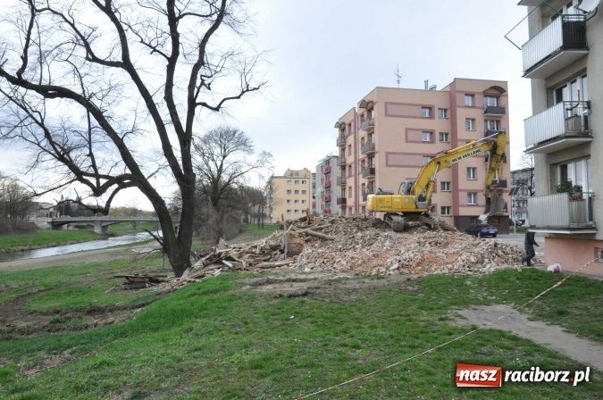 Zdjęcie w galerii na portalu naszraciborz.pl: Znika rudera i kiosk, odświeżone rondo, czyli co nowego w mieście Racib&oacute;rz wiadomości z regionu