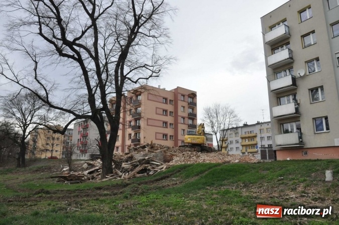 Zdjęcie w galerii na portalu naszraciborz.pl: Znika rudera i kiosk, odświeżone rondo, czyli co nowego w mieście Racib&oacute;rz wiadomości z regionu