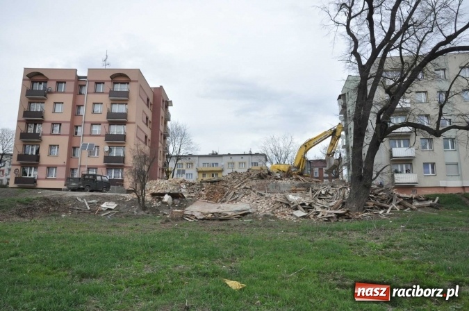 Zdjęcie w galerii na portalu naszraciborz.pl: Znika rudera i kiosk, odświeżone rondo, czyli co nowego w mieście Racib&oacute;rz wiadomości z regionu