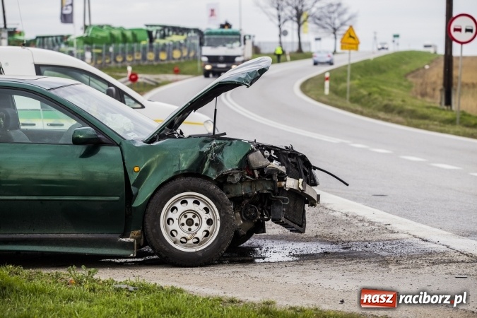 Zdjęcie w galerii na portalu naszraciborz.pl: Przy DK45 w Rudniku zderzyły się audi i renault wiadomości z regionu