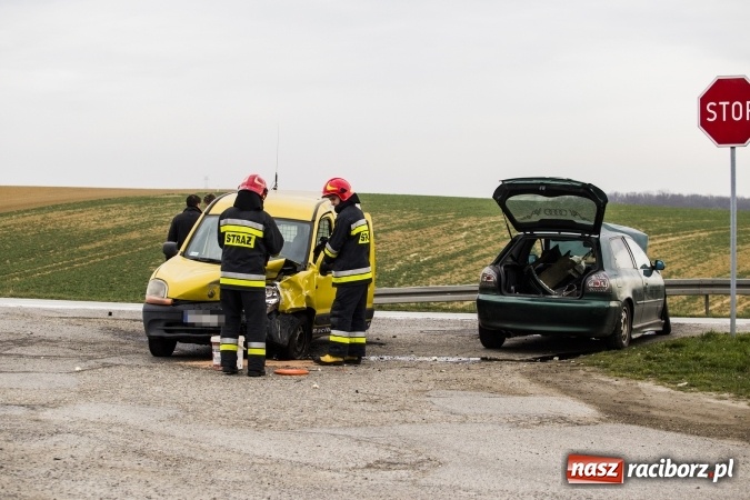 Zdjęcie w galerii na portalu naszraciborz.pl: Przy DK45 w Rudniku zderzyły się audi i renault wiadomości z regionu