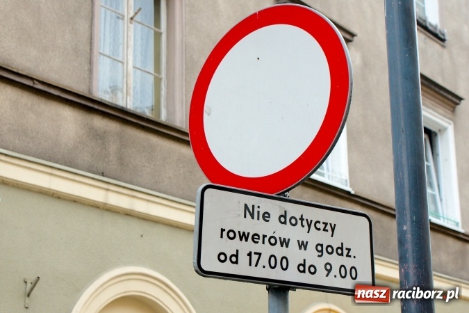 Zdjęcie w galerii na portalu naszraciborz.pl: Wypożyczalnia ruszyła, znaki zakazu zostały!  wiadomości z regionu