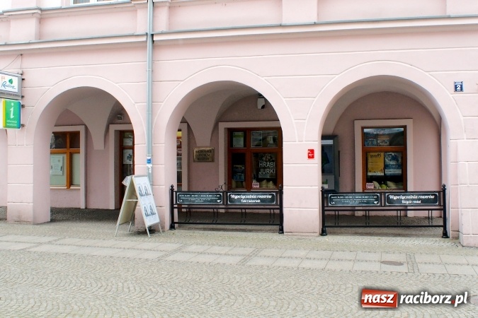 Zdjęcie w galerii na portalu naszraciborz.pl: Wypożyczalnia ruszyła, znaki zakazu zostały!  wiadomości z regionu