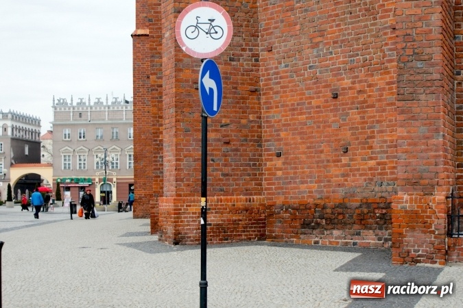 Zdjęcie w galerii na portalu naszraciborz.pl: Wypożyczalnia ruszyła, znaki zakazu zostały!  wiadomości z regionu