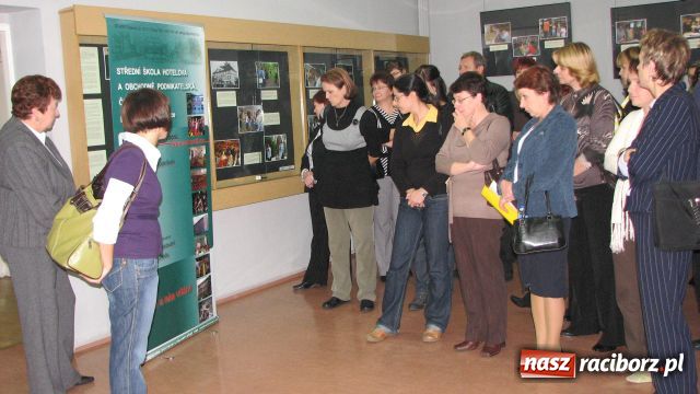 Zdjęcie w galerii na portalu naszraciborz.pl: Przenikanie kultur w bibliotece wiadomości z regionu