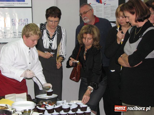 Zdjęcie w galerii na portalu naszraciborz.pl: Przenikanie kultur w bibliotece wiadomości z regionu