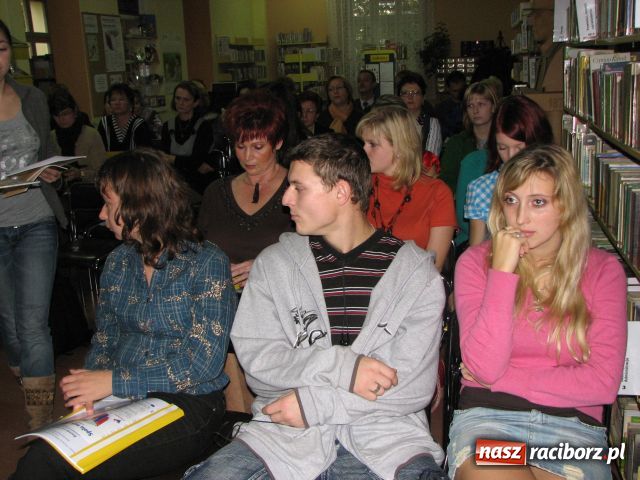 Zdjęcie w galerii na portalu naszraciborz.pl: Przenikanie kultur w bibliotece wiadomości z regionu